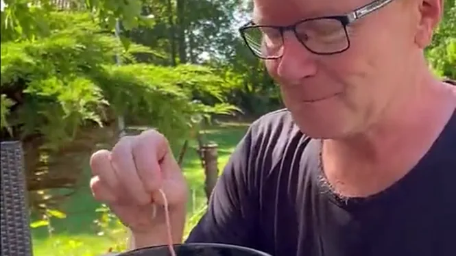 Tomas dypper en væge i varm stearin